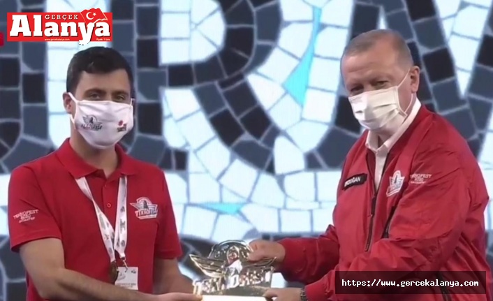 Öğrenciler ödüllerini Cumhurbaşkanı Erdoğan’ın elinden aldı