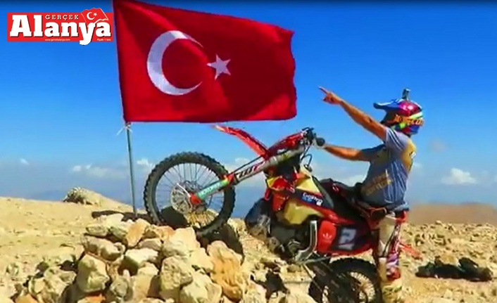 3 bin 24 rakımlı tepeye Türk bayrağı dikerek kutladı