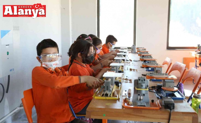 Antalya Bilim Merkezi’nin kapıları öğrencilere açıldı