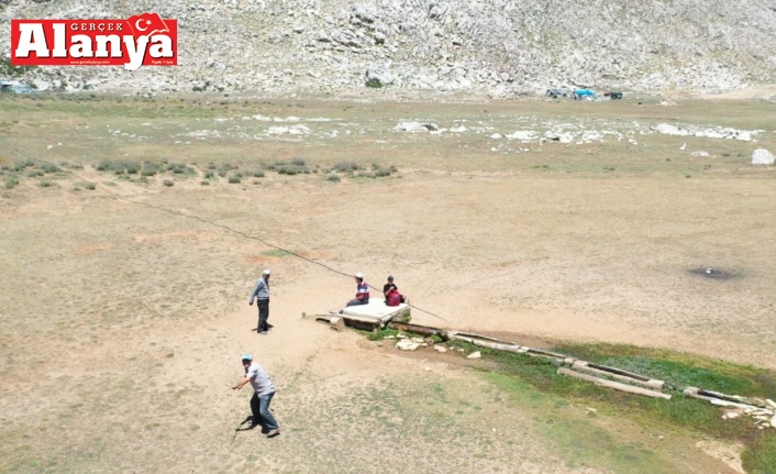 2 bin 500 rakımlı yaylada drone gören çoban sopa ile drone kovaladı