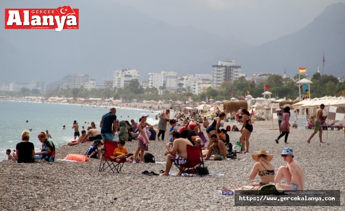 Antalya’da dünyaca ünlü sahilde Ekim ortası yoğunluğu