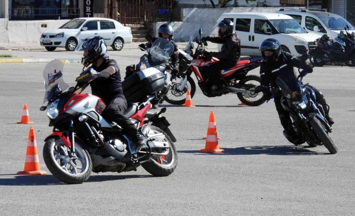 Motosiklet sürücülerine güvenli sürüş eğitimi