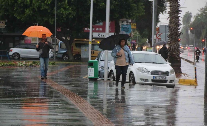 Meteorolojinin ‘sarı’ kodla uyardığı Antalya’da şiddetli yağmur etkili oluyor