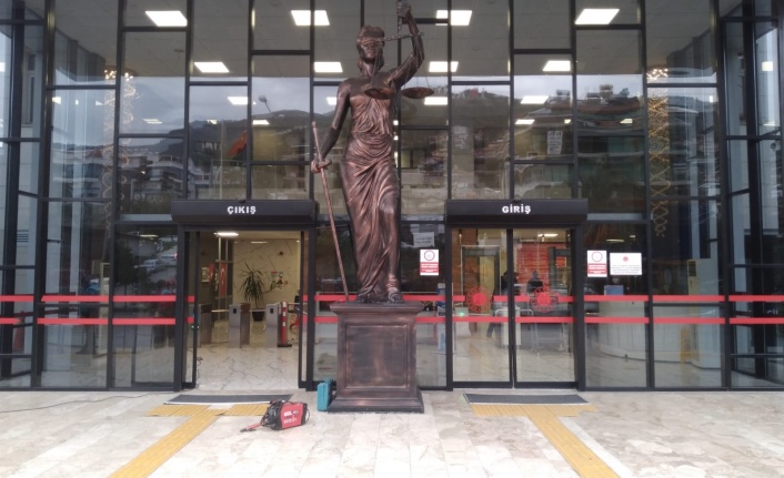 Alanya Adliyesinde adalet heykeli girişe konuldu
