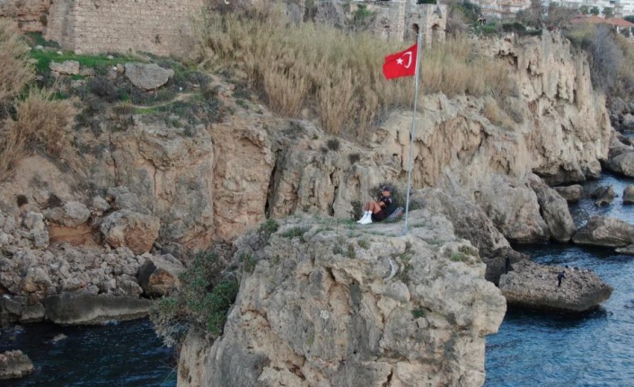 Bayrak sevgisiyle çıktığı 25 metrelik kayalıklarda mahsur kaldı