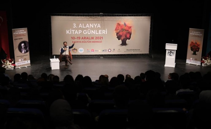 Murat Menteş: “Kültürel boşlukları romanlar doldurur”