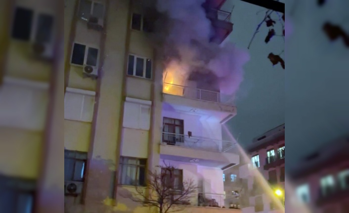 5 katlı apartmanda yangında apartmanın 2 odası alev alev yandı