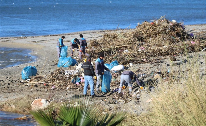 Alanya’da yağışların ardından sahillerde temizliğe başlandı