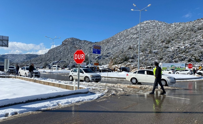  Antalya-Konya karayolu kar sebebiyle 24 saattir kapalı