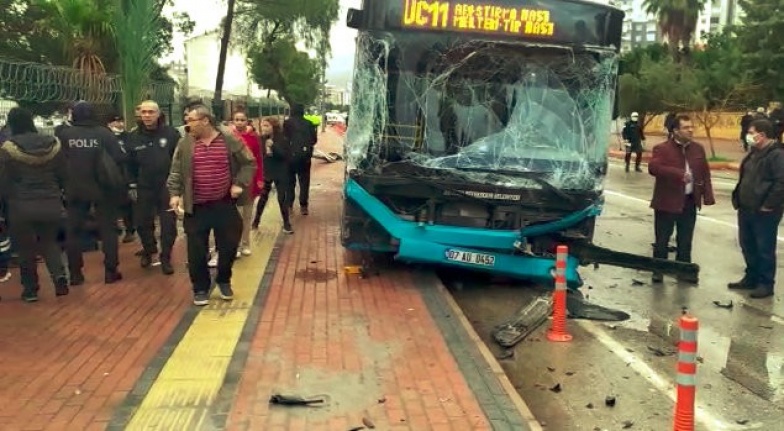 Freni patlayan şehiriçi otobüsü kontrolden çıktı