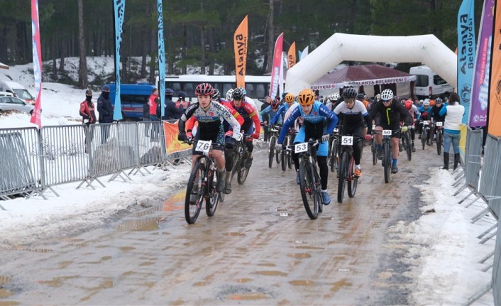 Karlar altında Türkiye Dağ Bisikleti Şampiyonası yapıldı