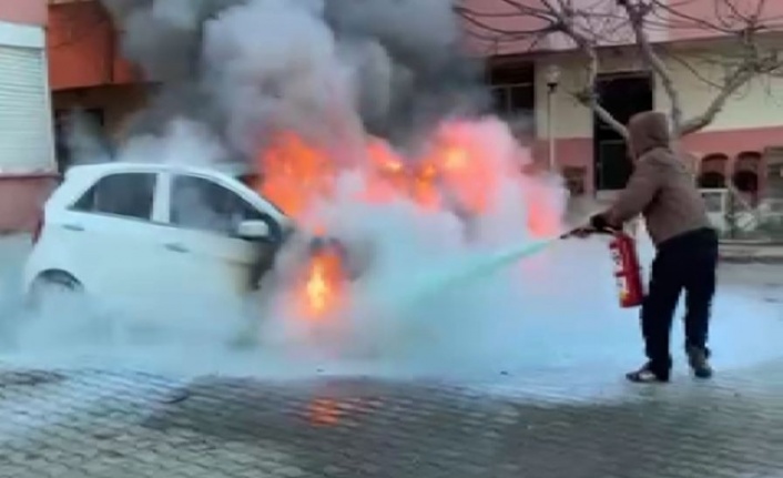 Park halindeki iki otomobil çıkan yangında alev alev yandı
