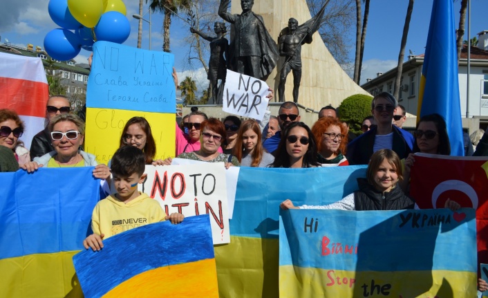Alanya’da yaşayan Ukraynalılar Rusya’nın saldırısını protesto etti