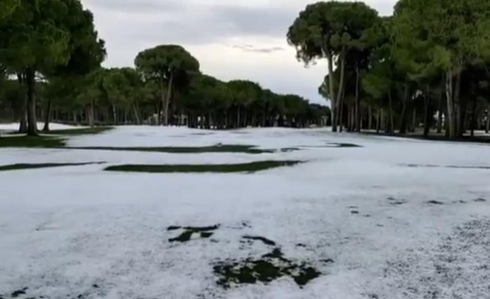 Aniden bastıran dolu, Antalya'da golf sahalarını beyaza bürüdü