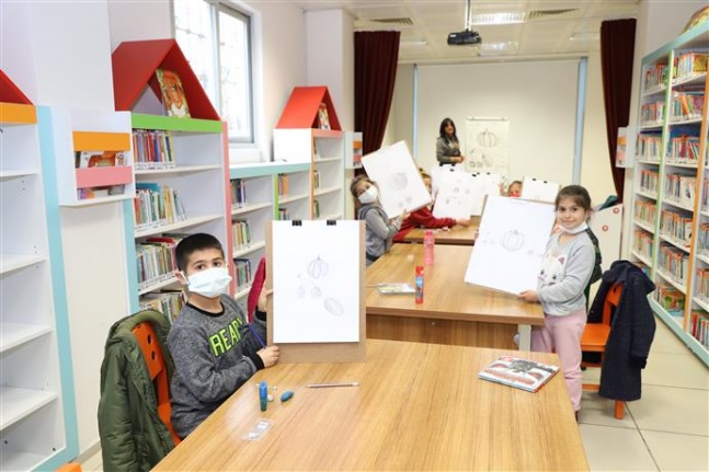 Alanya Belediyesi’nin resim kursundan 60 minik sanatçı yararlandı