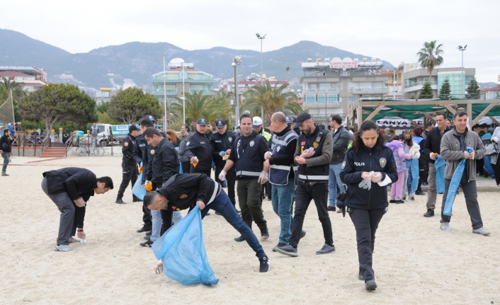 Alanya sahilinde polis ve  öğrenciler temizlik yaptı