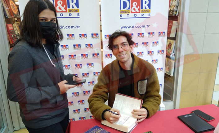 Genç yazar Alanya'da kitabını imzaladı