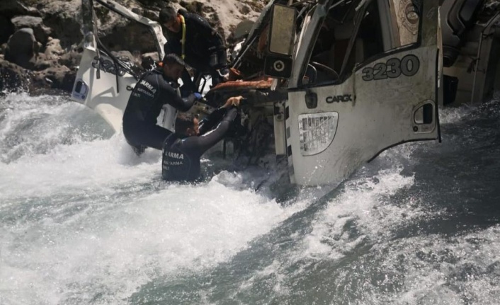 Alanya'da devrilen kamyondaki 1 kişi Alara Çayının sularına kapılarak kayboldu