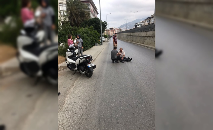 Alanya’da panik yapan motosiklet sürücüsü yaralandı
