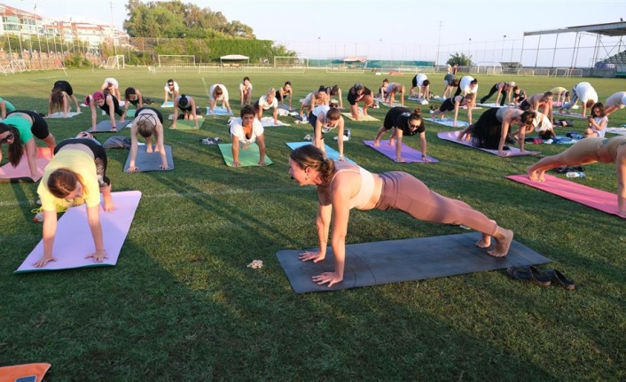 Alanya’da vatandaşlar yoga etkinliğinde buluştu