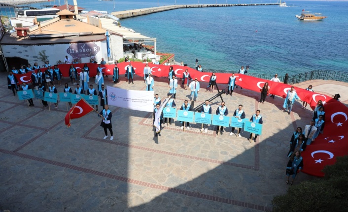 Mezuniyet töreni öncesi Atatürk Anıtı’na çelenk