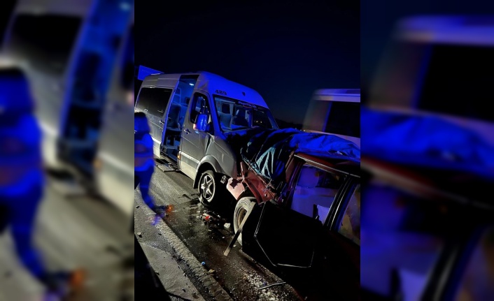 Alanya yolunda tur minibüsü kamyonete çarptı: 4’ü turist 11 yaralı