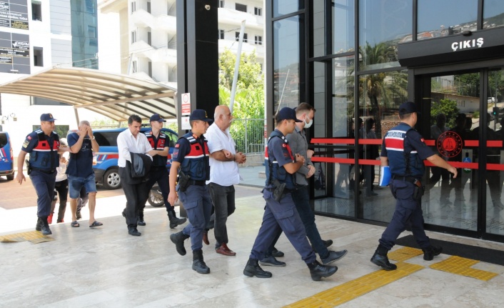 Alanya’da kendilerini "istihbaratçı" olarak tanıtan 5 kişiden 4'ü tutuklandı