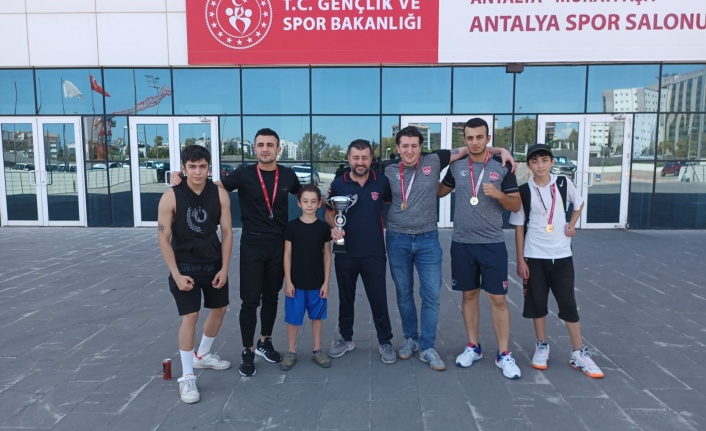 Alanya Belediyesporlu gençler şampiyon oldu 
