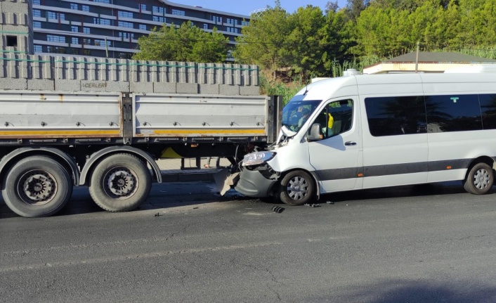 Alanya’da minibüs park halindeki tıra çarptı 5 turist yaralandı