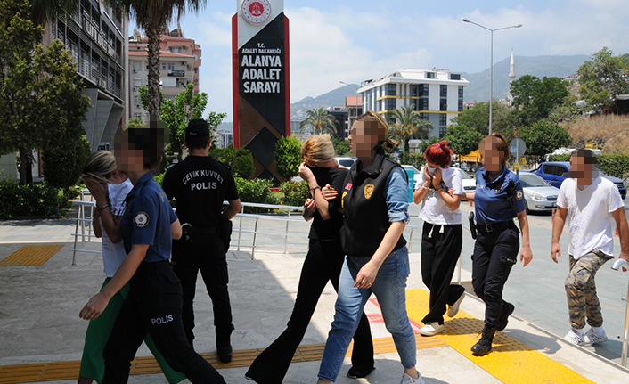 Alanya’da tatilcileri tuzağına düşüren çeteden 7 kişi tutuklandı