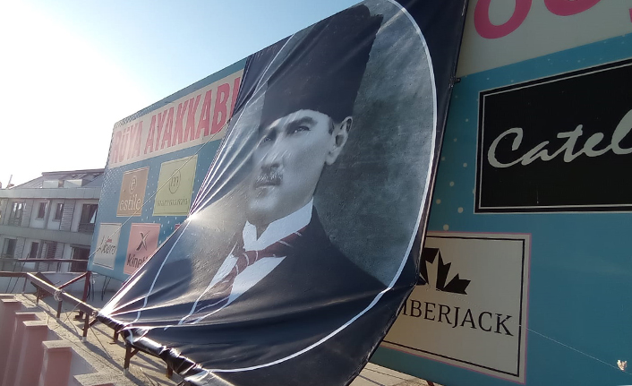 CHP’li eski başkan çatıya Atatürk afişi astırdı 