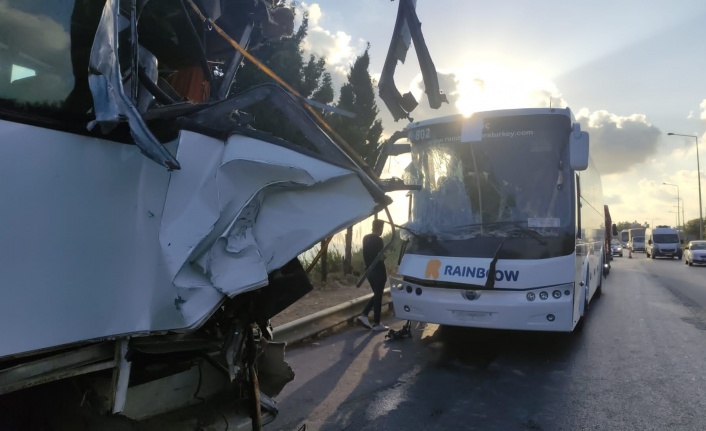 Tur otobüsü yolcu indiren servise çarptı: 1 yaralı