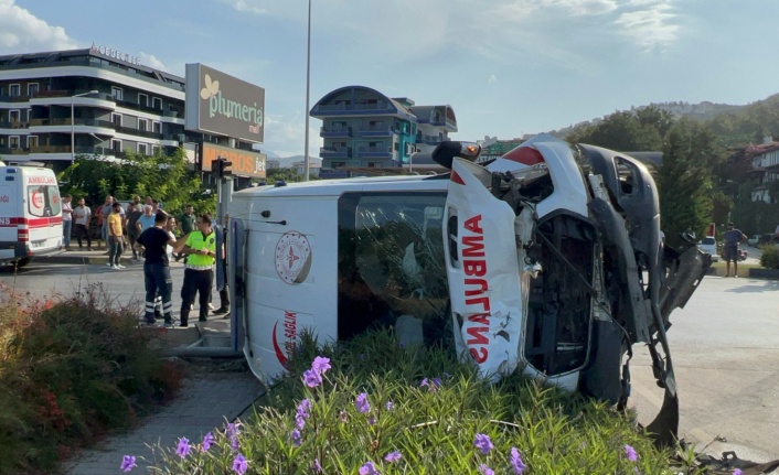 Alanya’da ambulans ile kamyonetin çarpıştığı kazada: 1 ölü
