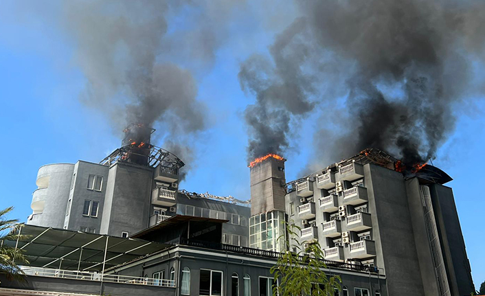 Alanya’da otelin çatısında çıkan yangın söndürüldü 