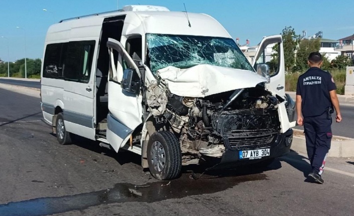 Tur minibüsü ile kamyonet çarpıştı: 2 yaralı