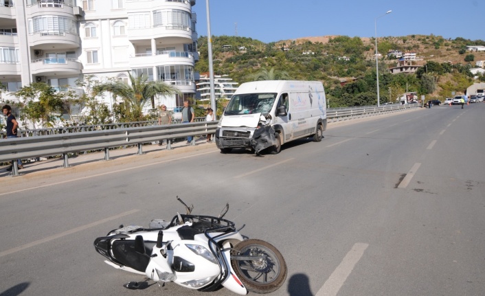 Alanya’da minibüs ile motosiklet çarpıştı: 1 ölü