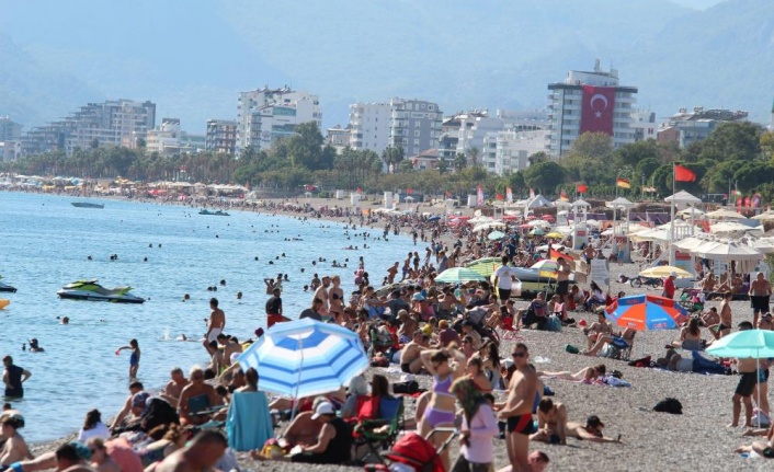 Antalya sahillerinde Ekim ayı sonunda yaz yoğunluğu