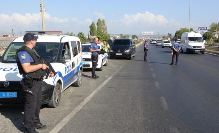 Korsan minibüs, polis uygulamasına takıldı