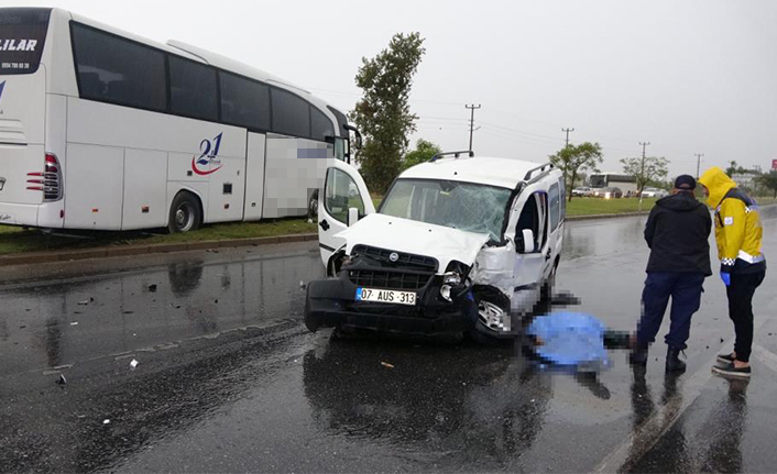 Yolcu otobüsü hafif ticari araca çarptı: 1 ölü, 1 yaralı