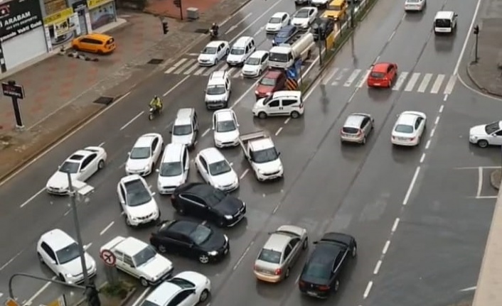 Alanya’da yağmur yağdı böyle oldu: Trafik felç! | VİDEO HABER