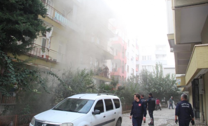 Evini yaktı, mahalleliyi sokağa döktü | VİDEO HABER