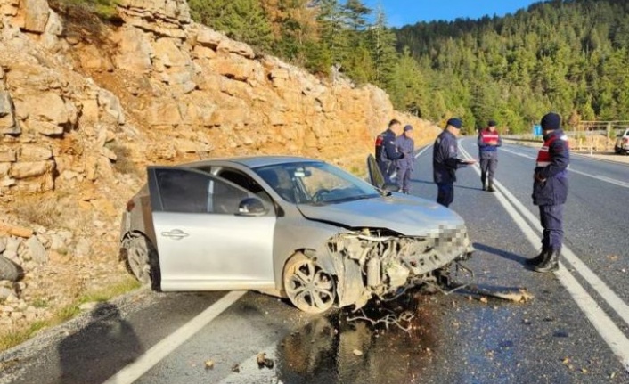 Otomobil kayalıklara çarptı: 1 yaralı