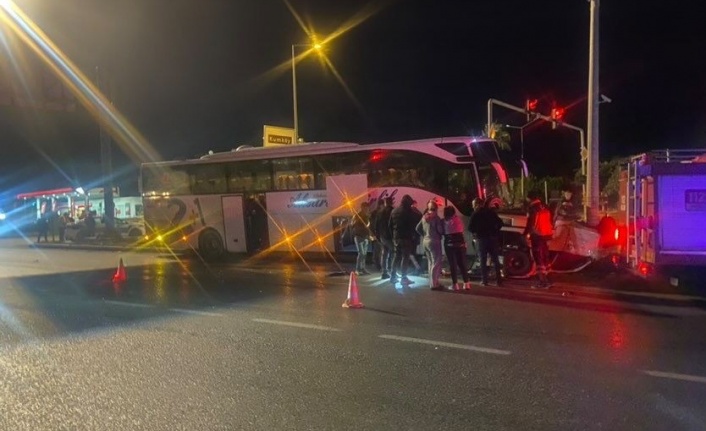 Şehirlerarası yolcu otobüsü ile otomobil çarpıştı