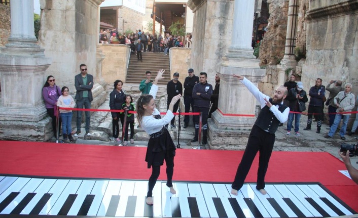 Tarihi mekanda ayaklarıyla piyano şov yaptılar | VİDEO HABER