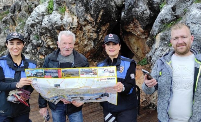 Alanya’da turistler broşürlerle bilgilendiriliyor