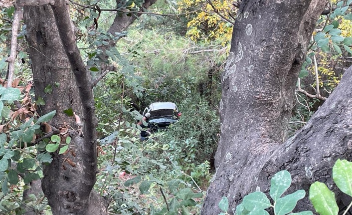 Alanya’da korkutan kaza | Otomobil uçuruma yuvarlandı: 2 yaralı | VİDEO HABER