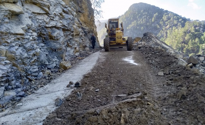 Alanya’da yağış nedeniyle  bozulan yollar onarılıyor