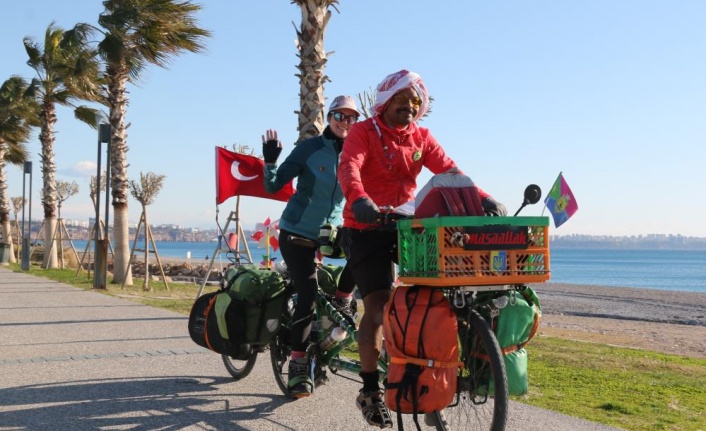 Bisikletle Avrupa turuna çıkan  Fransız çift Alanya’yı da gezdi