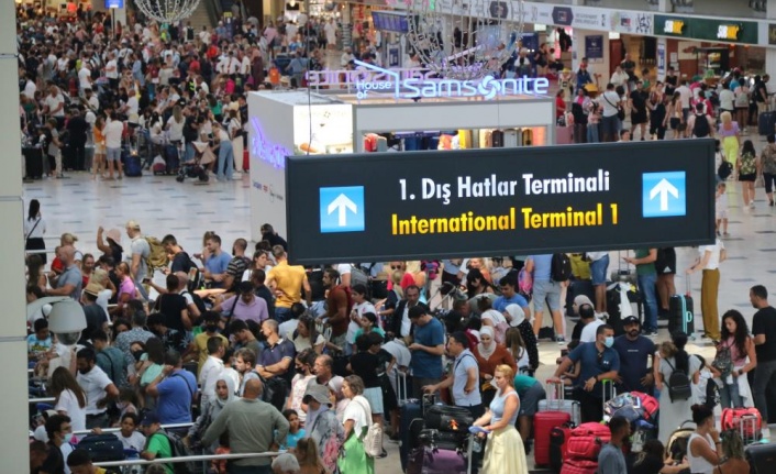 Pandemide dışarı çıkamayan yaşlı turistler, tatil için Antalya'ya akın ediyor