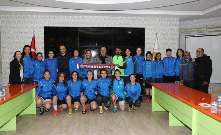 Yüksekova Belediyesporlu kadın futbolculardan Alanyaspor’a ziyaret